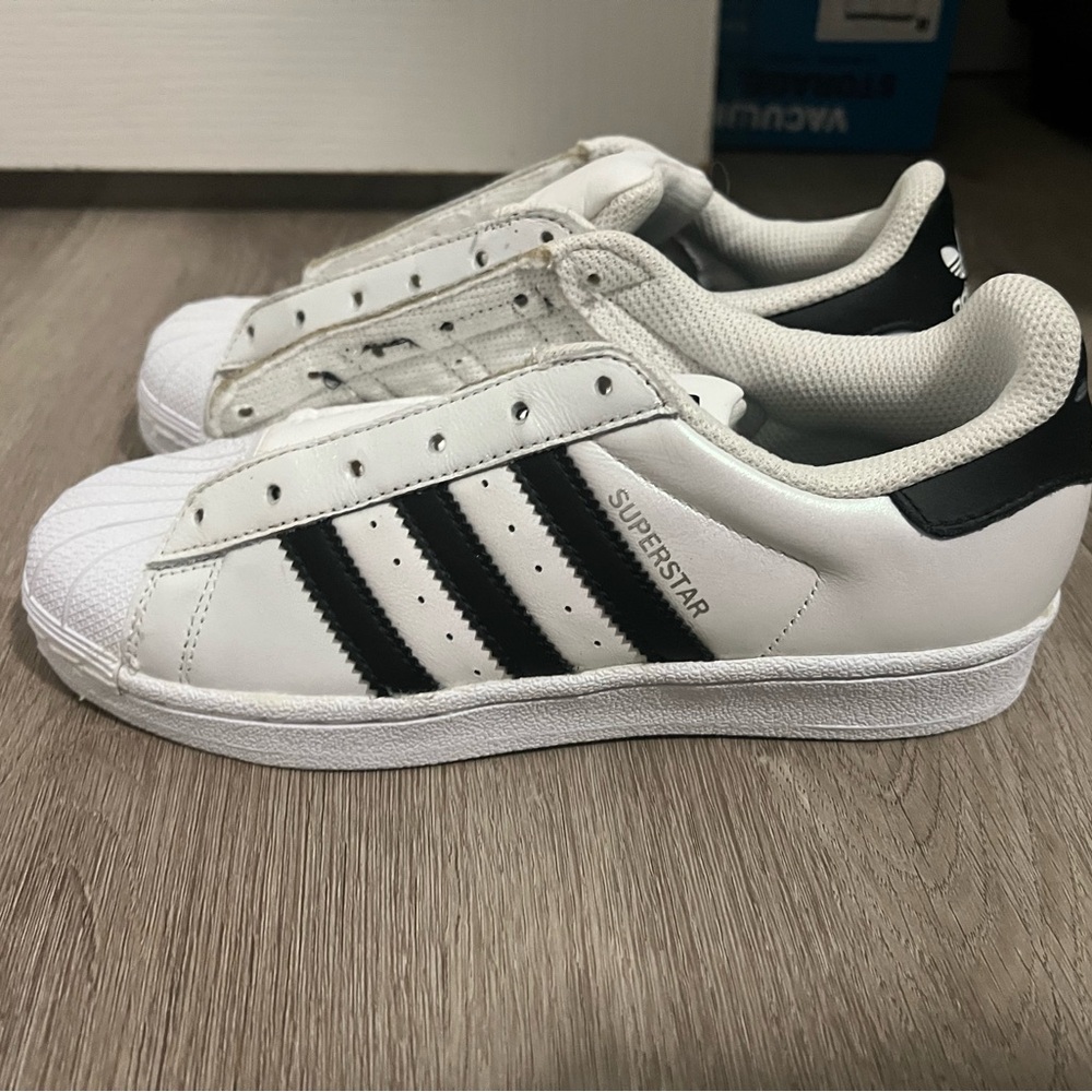 Brand new never worn, no laces.